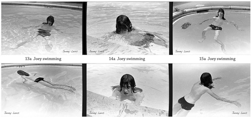 [Joey Ramone úszkál. Fotó: Jenny Lens]